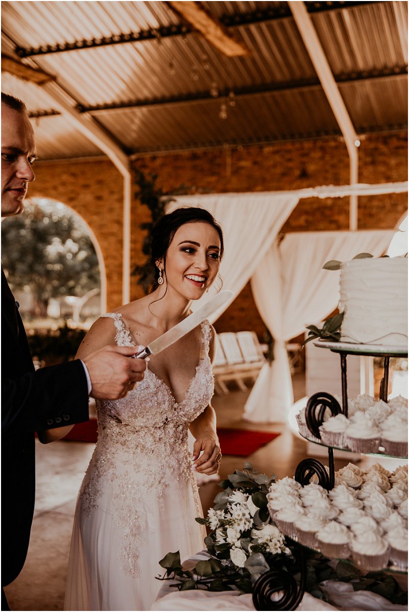 simplistic wedding cake