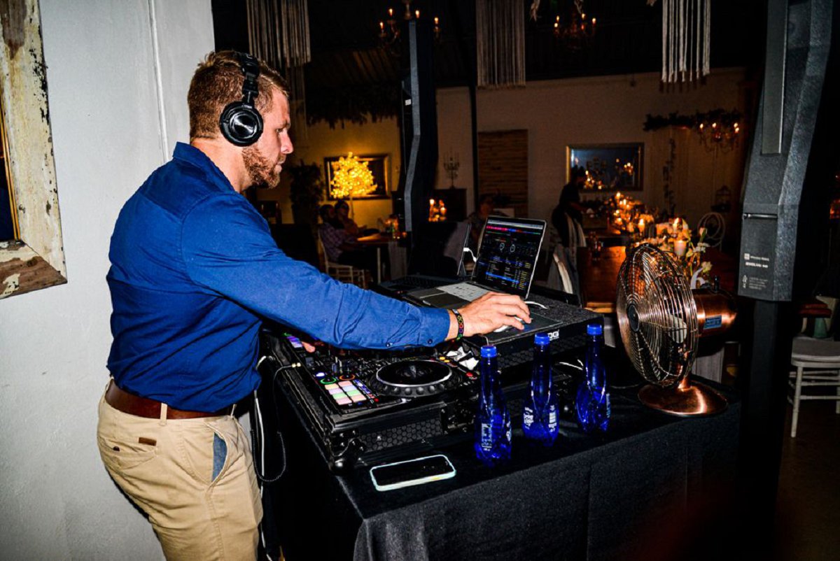 Cape Town based Wedding DJ