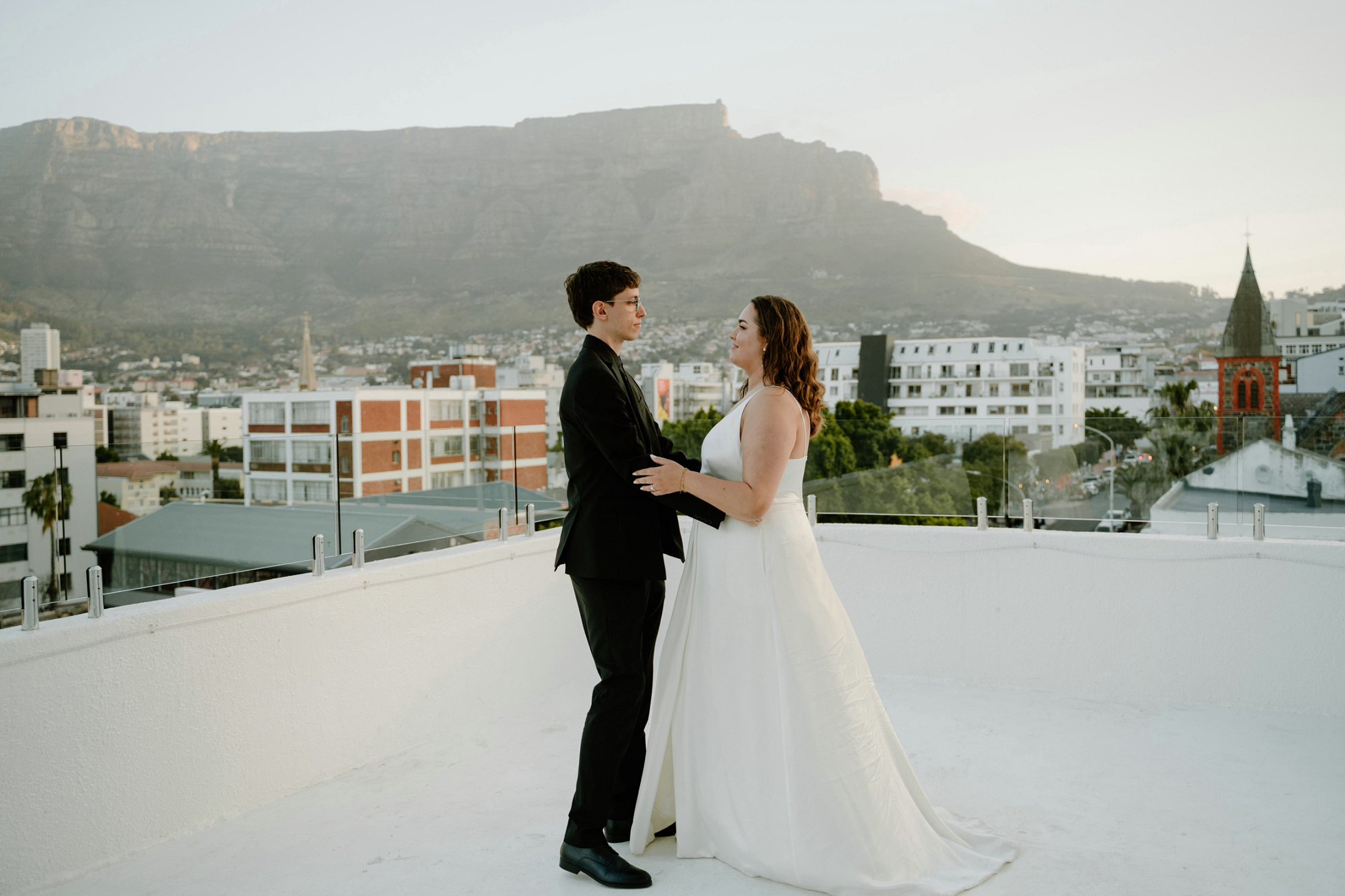 Sam & Mary se Stad Troue met Pragtige Uitsigte oor Kaapstad